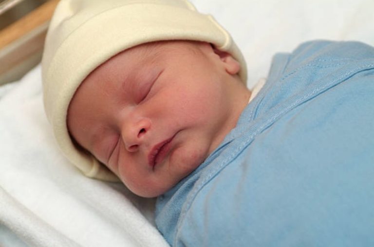 bébé naissance nouveau-né nourrisson jaunisse