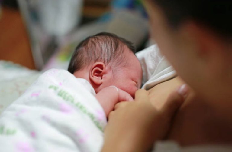 bébé naissance tétée de bienvenue nourrisson nouveau-né