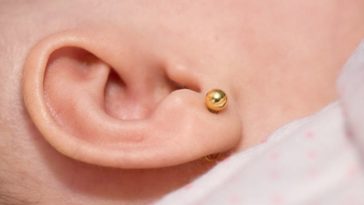 bébé boucle d'oreille percer les oreilles