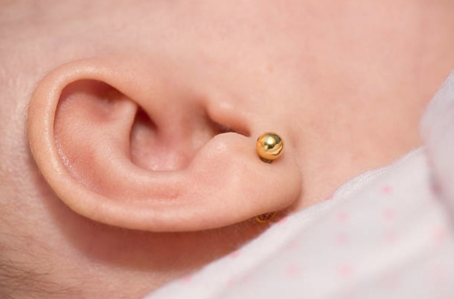 bébé boucle d'oreille percer les oreilles
