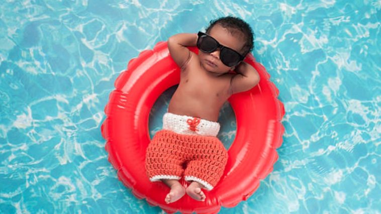 bébé baignade piscine mer bouée brassards