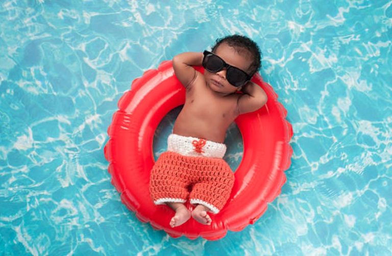 bébé baignade piscine mer bouée brassards