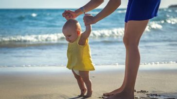 plage bébé mer baignade
