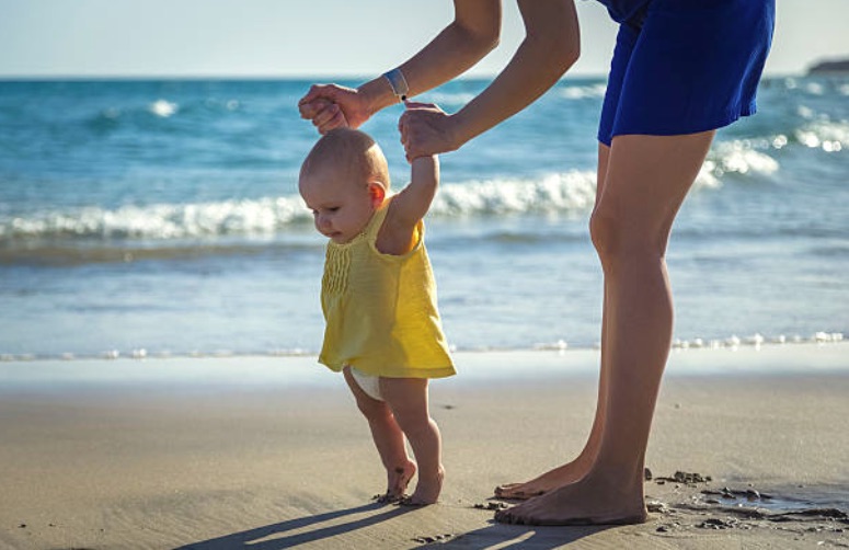 plage bébé mer baignade