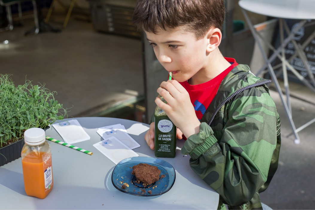 enfant qui boit du Yumi