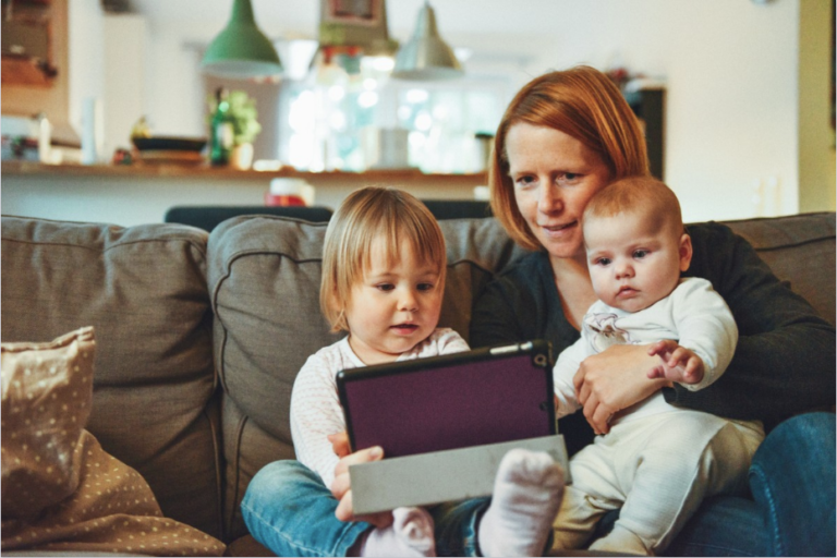 famille deuxième enfant roux écran