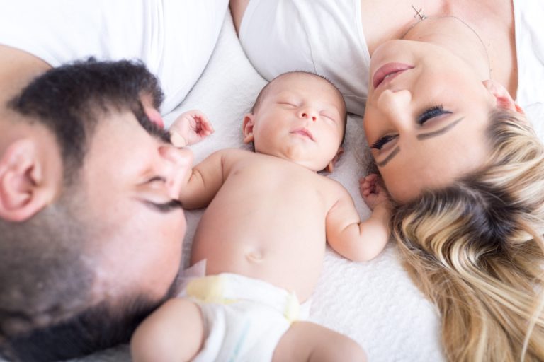 jeunes parents dormir avec bébé cododo