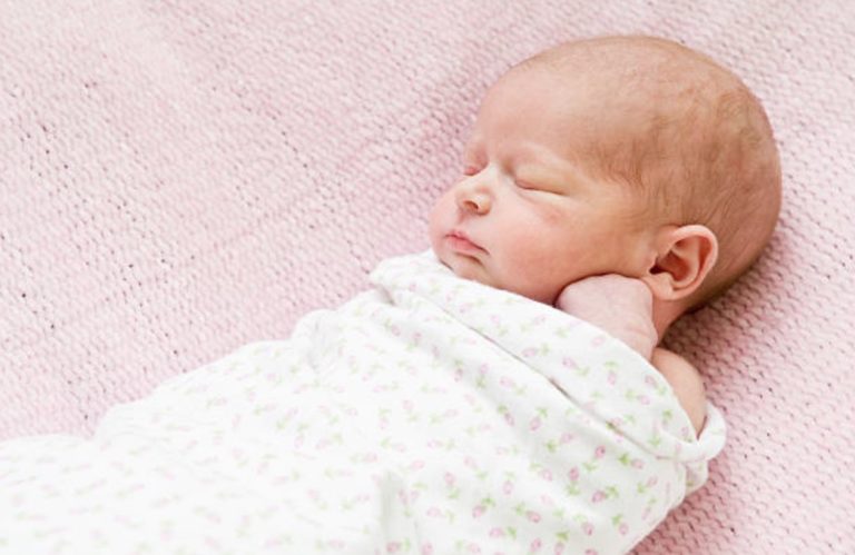 bébé lange emmaillotage emmailloté dormir nourrisson cheveux