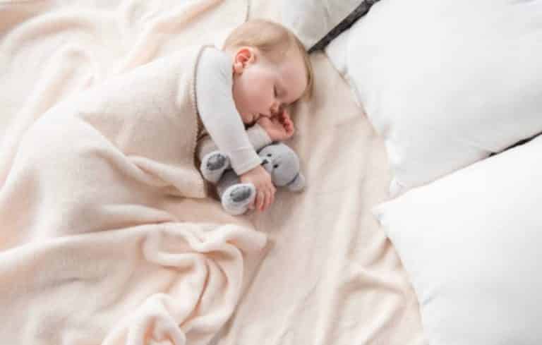bébé dort pouce doudou lit sommeil