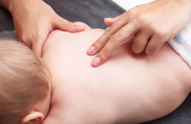 bébé massage ostéopathe