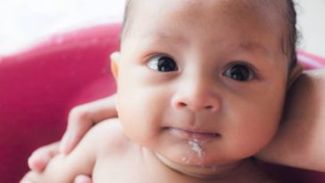 bébé reflux régurgitation
