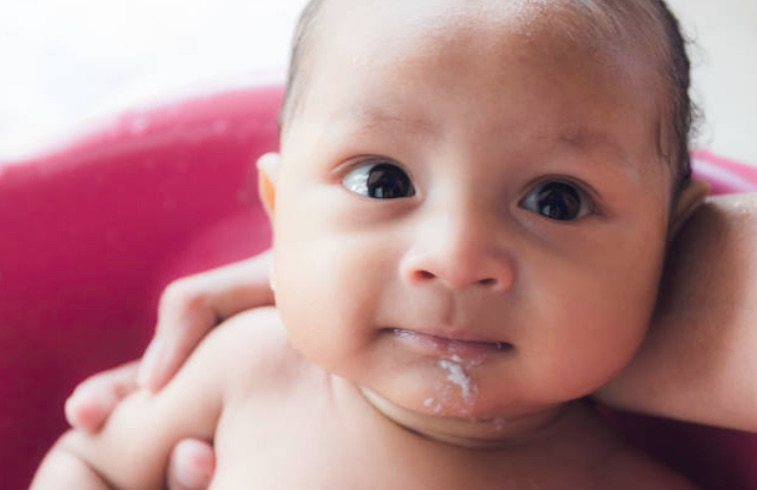 bébé reflux régurgitation