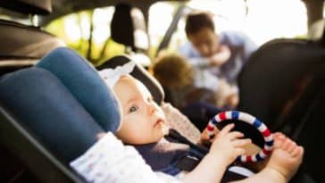 bébé siège auto voiture route