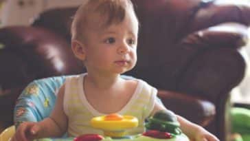 bébé trotteur marche