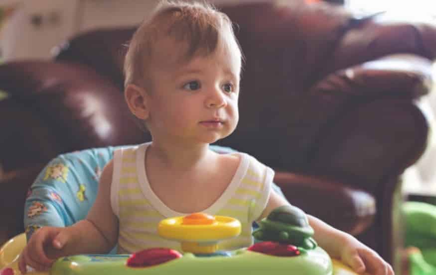 bébé trotteur marche