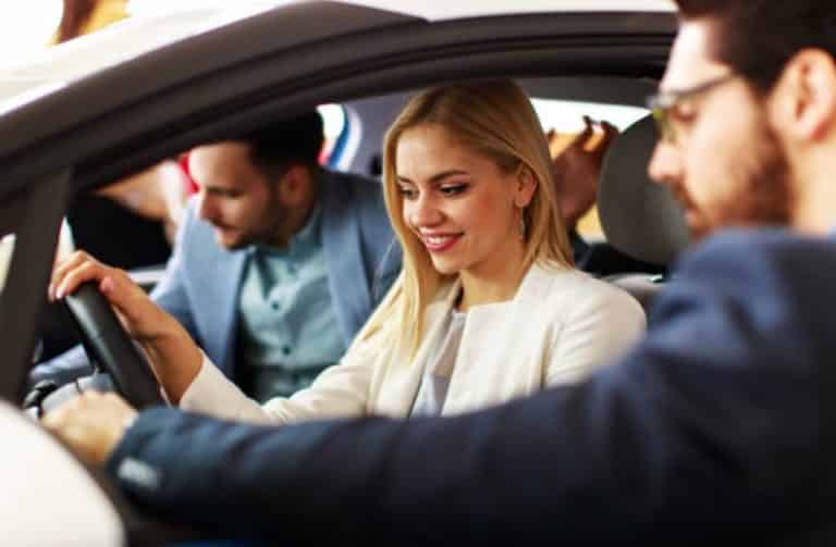 couple voiture choix concessionnaire garage