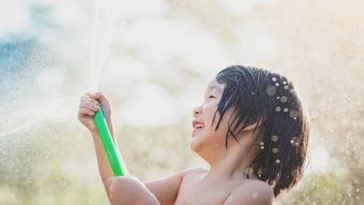 enfant tuyau arrosage eau jeux