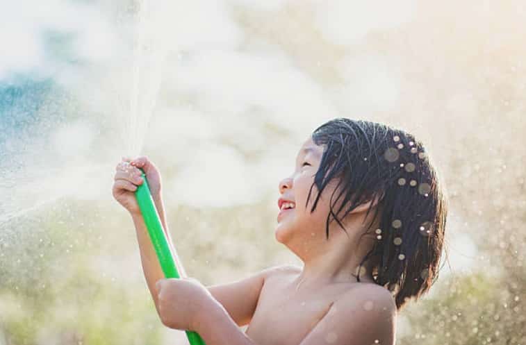 enfant tuyau arrosage eau jeux