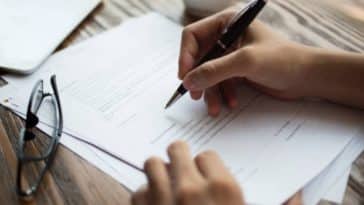 homme écrire papier administratif mutuelle