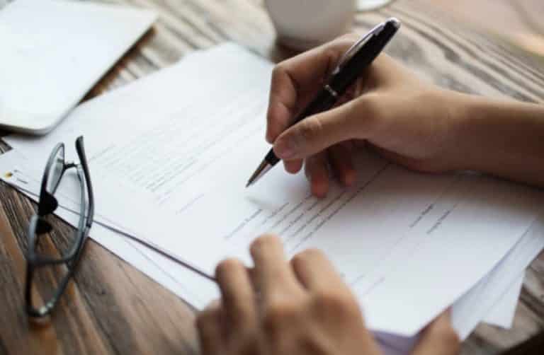 homme écrire papier administratif mutuelle