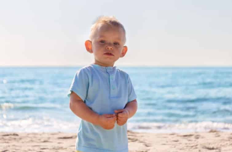 oreilles décollées enfant garçon plage mer vacances