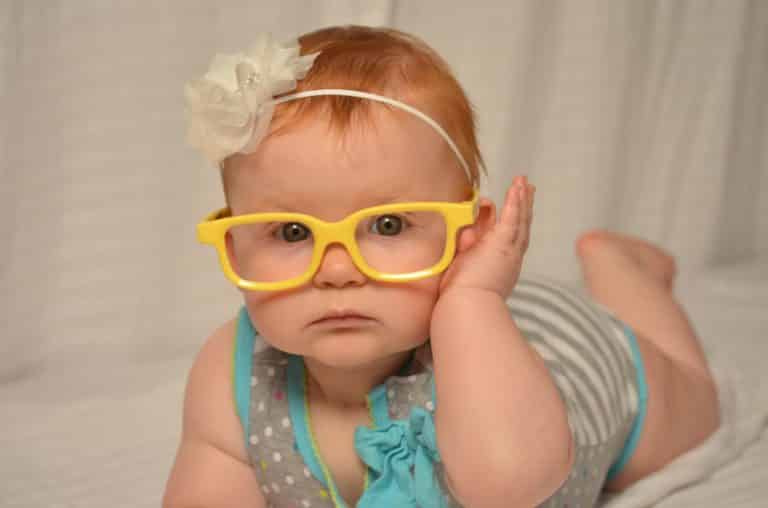 Troubles visuels car bébé lunettes.