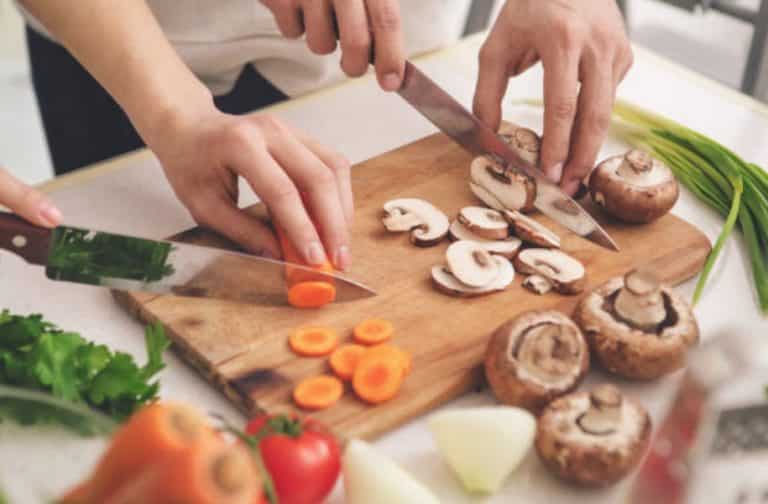 cuisine cuisiner faire à manger ingrédients aliments légumes couteaux