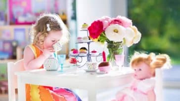 fille enfant jouets poupées dinette jouer