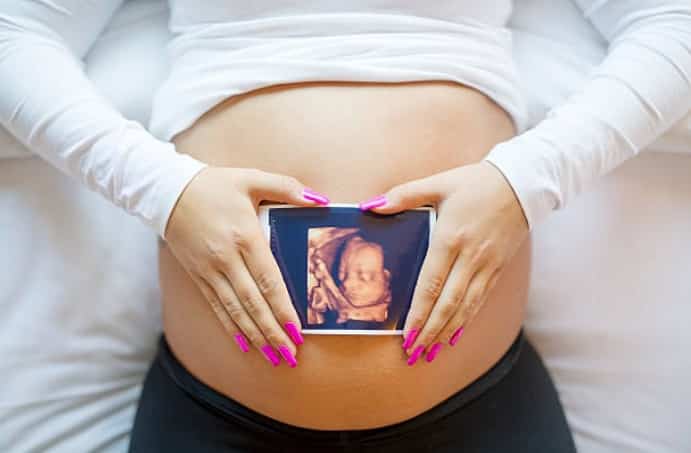 échographie 3D enceinte grossesse ventre