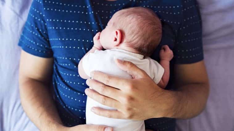 bébé papa porter dormir sieste bercer allongé nourrisson nouveau-né congé paternité