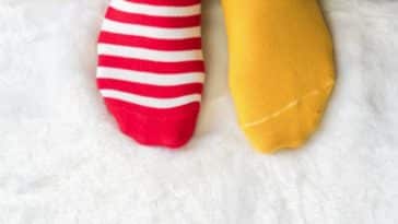 chaussettes dépareillées différentes pieds trisomie 21