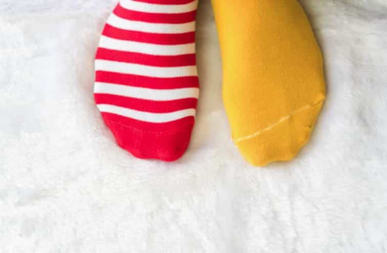 chaussettes dépareillées différentes pieds trisomie 21