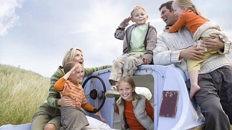 famille parents quatre enfants vacances nature promenade loisirs filles garçons homme femme mère père