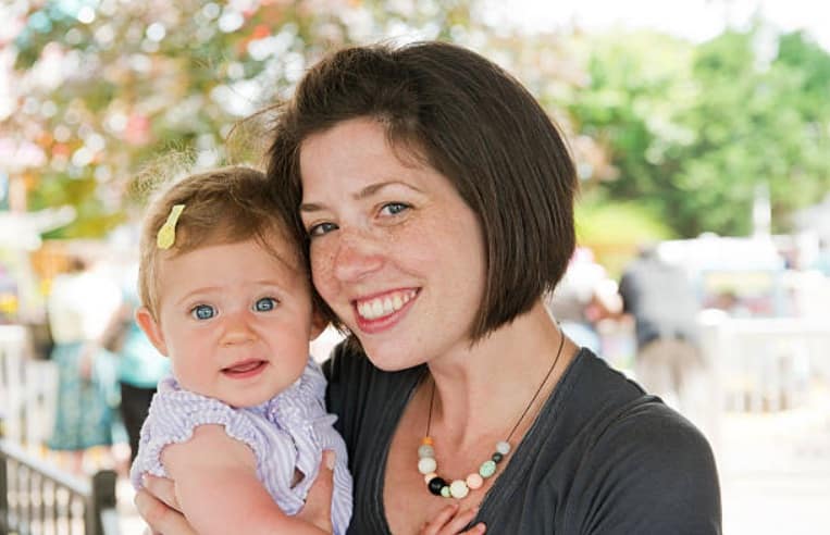 maman bébé porter collier de dentition