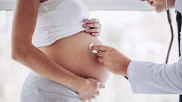 médecin grossesse examen radiographie docteur enceinte femme