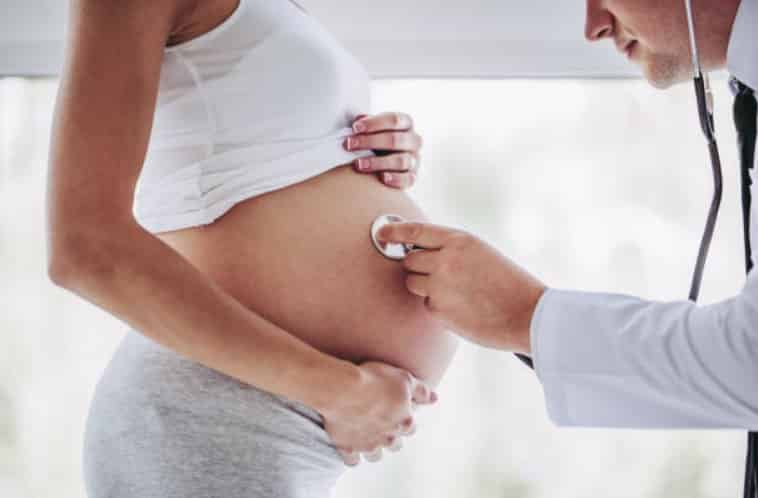 médecin grossesse examen radiographie docteur enceinte femme