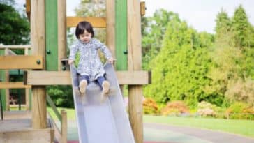 aires de jeux toboggan fille enfant jouer parc