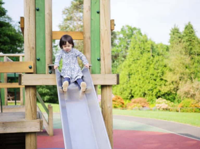 aires de jeux toboggan fille enfant jouer parc