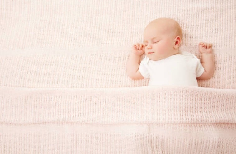 bébé dormir sommeil lit couverture mort subite du nourrisson enfant