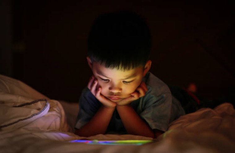 enfant écran vision tablette jouer film nuit jeux yeux