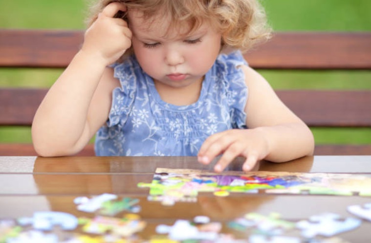 enfant fille puzzle jouer réfléchir concentration ludique