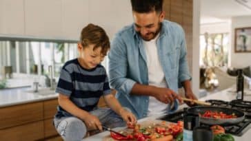 enfant parent fils garçon papa cuisine repas légume