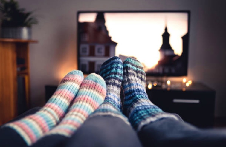 couple télévision netflix série soirée cocooning film