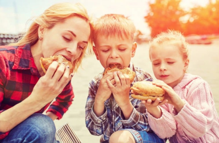 enfants manger hamburger fast-foods malbouffe parents mère malbouffe