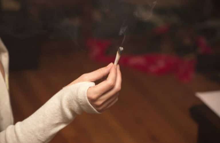 femme fumer joint cigarette marijuana drogue