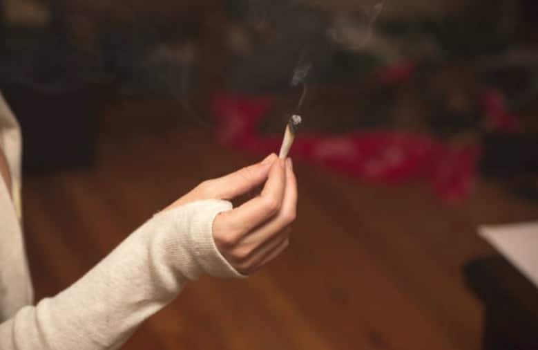 femme fumer joint cigarette marijuana drogue