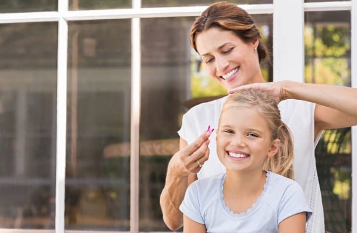 femme mère enfant fille fillette coiffure coiffer queue de cheval