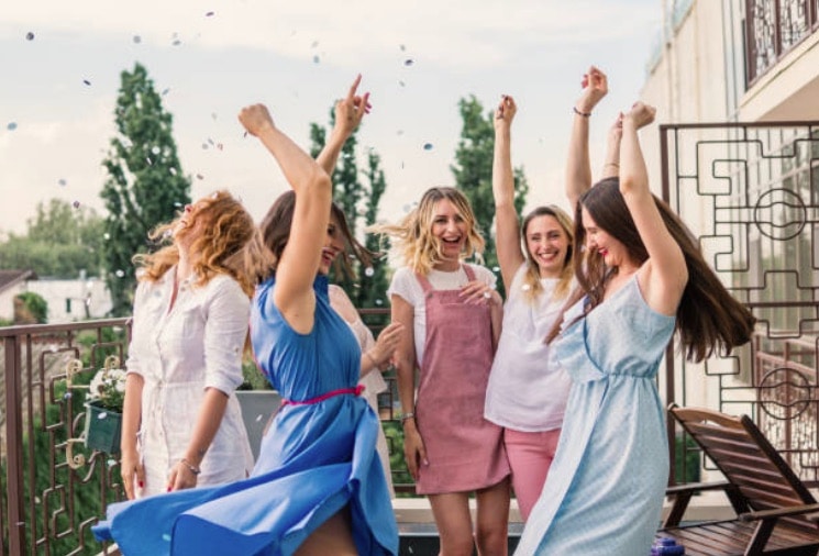 femmes célibataire fête copines amies soirée