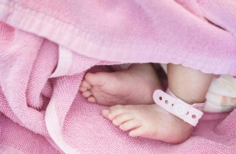 maternité bébé pied naissance sortie précoce de maternité nourrisson nouveau-né