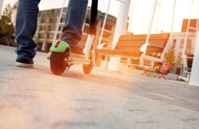 trottinette électrique rue rouler